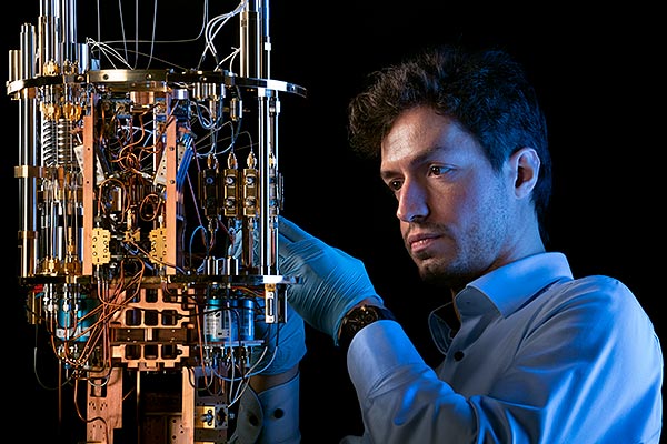 Alexis Coissard utilisant le cryostat de Silent Waves | technologies quantiques, Grenoble